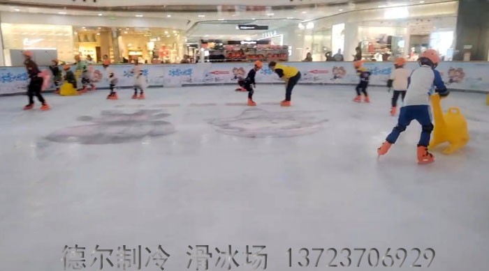德?tīng)栔评涫┕さ钠翁锶f(wàn)達(dá)廣場(chǎng)真冰場(chǎng)