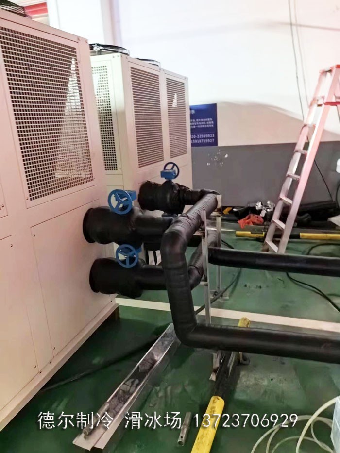 德?tīng)栔评涫┕さ钠翁锶f(wàn)達(dá)廣場(chǎng)真冰場(chǎng)